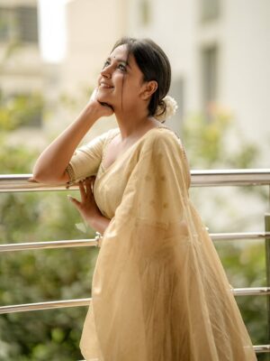Nisha Ravikrishnan Instagram - ಯಾರೆ ನೀನು !?🕊

Outfit : @rentyourlook_by_chandangowda 🫶
Pc:@sandeep__photograph_ 🫰🏻
Makeover:@thanumakeuphairartist 🫰🏻