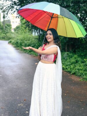 Nisha Ravikrishnan Instagram - ನೆನೆದಿದೆ ಮೊಗ್ಗಿನ ಮನಸು🕊

Designer: @__.pk.__designerhouse 
Pc: @manjunathmagaji24 

#nimmanisharkn