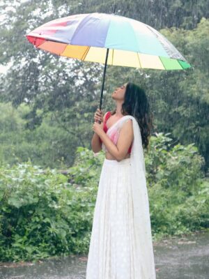 Nisha Ravikrishnan Instagram - ನೆನೆದಿದೆ ಮೊಗ್ಗಿನ ಮನಸು🕊

Designer: @__.pk.__designerhouse 
Pc: @manjunathmagaji24 

#nimmanisharkn