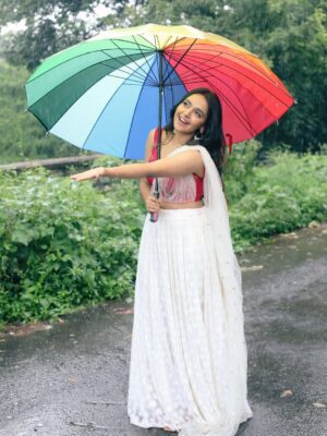 Nisha Ravikrishnan Instagram - ನೆನೆದಿದೆ ಮೊಗ್ಗಿನ ಮನಸು🕊

Designer: @__.pk.__designerhouse 
Pc: @manjunathmagaji24 

#nimmanisharkn