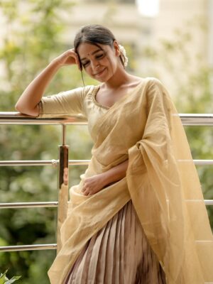 Nisha Ravikrishnan Instagram - ಯಾರೆ ನೀನು !?🕊

Outfit : @rentyourlook_by_chandangowda 🫶
Pc:@sandeep__photograph_ 🫰🏻
Makeover:@thanumakeuphairartist 🫰🏻