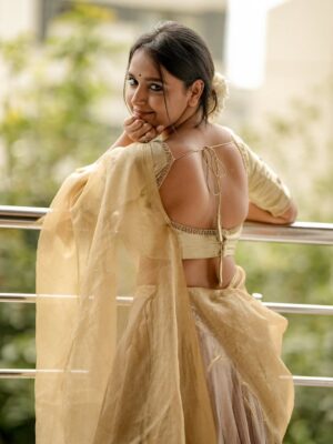 Nisha Ravikrishnan Instagram - ಯಾರೆ ನೀನು !?🕊

Outfit : @rentyourlook_by_chandangowda 🫶
Pc:@sandeep__photograph_ 🫰🏻
Makeover:@thanumakeuphairartist 🫰🏻