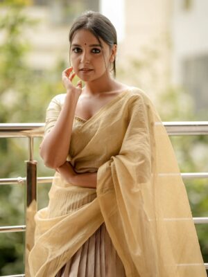 Nisha Ravikrishnan Instagram - ಯಾರೆ ನೀನು !?🕊

Outfit : @rentyourlook_by_chandangowda 🫶
Pc:@sandeep__photograph_ 🫰🏻
Makeover:@thanumakeuphairartist 🫰🏻