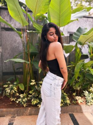 Nishvika Naidu Instagram - From my draft, to your feed 🌸 happy weekend
