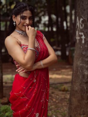 Nishvika Naidu Instagram - Time time ge photo upload maadodhu ondh tension aaadre , aaa photo ge caption huduki haakodhu innondh tension - eeee photos ge neeeve caption hakolrappa please 😭🙏🏽💋♥️