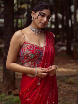 Nishvika Naidu Instagram - Time time ge photo upload maadodhu ondh tension aaadre , aaa photo ge caption huduki haakodhu innondh tension - eeee photos ge neeeve caption hakolrappa please 😭🙏🏽💋♥️