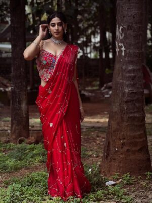 Nishvika Naidu Instagram - Time time ge photo upload maadodhu ondh tension aaadre , aaa photo ge caption huduki haakodhu innondh tension - eeee photos ge neeeve caption hakolrappa please 😭🙏🏽💋♥️