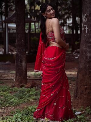 Nishvika Naidu Instagram - Time time ge photo upload maadodhu ondh tension aaadre , aaa photo ge caption huduki haakodhu innondh tension - eeee photos ge neeeve caption hakolrappa please 😭🙏🏽💋♥️