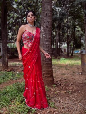 Nishvika Naidu Instagram - Time time ge photo upload maadodhu ondh tension aaadre , aaa photo ge caption huduki haakodhu innondh tension - eeee photos ge neeeve caption hakolrappa please 😭🙏🏽💋♥️