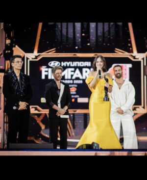 Nitanshi Goel Instagram - My first Filmfare - Best Debut Female✨
my first @iamsrk sir moment ✨ & @akshaykumar sir handed me my first ever Black Lady & @karanjohar Sir hugged & comforted this nervous girl🫶🏻
I’ll remember this night..and this moment..forever💛

I’ve watched Filmfare since I was a little girl clapping for people I admire …dreaming that maybe one day, I’ll be here too. And today… I’m holding this. It feels like magic🙏🏻

Thank you @filmfare, @jiteshpillaai Sir , @raodyness ma’am, Aamir sir @officialjiostudios family , my Laapataa Ladies family & everyone who gave Phool her wings🫶🏻

Yeh award Phool ke naam🌸 aur har us ladki ke naam hai jo khud ko dhoondhne nikli hai🫶🏻💫

Styling @shreyandurjastyle 
Outfit @gauriandnainika 
Jewels @anayah_jewellery
Hair by @hairbymandre