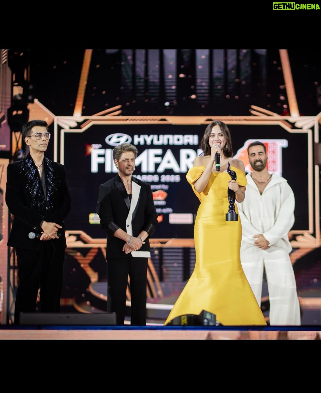Nitanshi Goel - 520.1K Likes - My first Filmfare - Best Debut Female✨
my first @iamsrk sir moment ✨ & @akshaykumar sir handed me my first ever Black Lady & @karanjohar Sir hugged & comforted this nervous girl🫶🏻
I’ll remember this night..and this moment..forever💛

I’ve watched Filmfare since I was a little girl clapping for people I admire …dreaming that maybe one day, I’ll be here too. And today… I’m holding this. It feels like magic🙏🏻

Thank you @filmfare, @jiteshpillaai Sir , @raodyness ma’am, Aamir sir @officialjiostudios family , my Laapataa Ladies family & everyone who gave Phool her wings🫶🏻

Yeh award Phool ke naam🌸 aur har us ladki ke naam hai jo khud ko dhoondhne nikli hai🫶🏻💫

Styling @shreyandurjastyle 
Outfit @gauriandnainika 
Jewels @anayah_jewellery
Hair by @hairbymandre