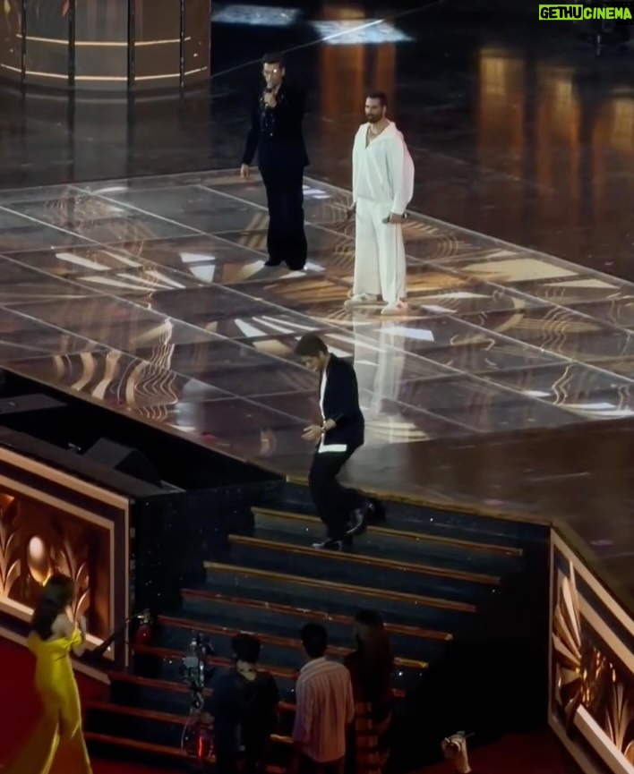 Nitanshi Goel - 520.1K Likes - My first Filmfare - Best Debut Female✨
my first @iamsrk sir moment ✨ & @akshaykumar sir handed me my first ever Black Lady & @karanjohar Sir hugged & comforted this nervous girl🫶🏻
I’ll remember this night..and this moment..forever💛

I’ve watched Filmfare since I was a little girl clapping for people I admire …dreaming that maybe one day, I’ll be here too. And today… I’m holding this. It feels like magic🙏🏻

Thank you @filmfare, @jiteshpillaai Sir , @raodyness ma’am, Aamir sir @officialjiostudios family , my Laapataa Ladies family & everyone who gave Phool her wings🫶🏻

Yeh award Phool ke naam🌸 aur har us ladki ke naam hai jo khud ko dhoondhne nikli hai🫶🏻💫

Styling @shreyandurjastyle 
Outfit @gauriandnainika 
Jewels @anayah_jewellery
Hair by @hairbymandre