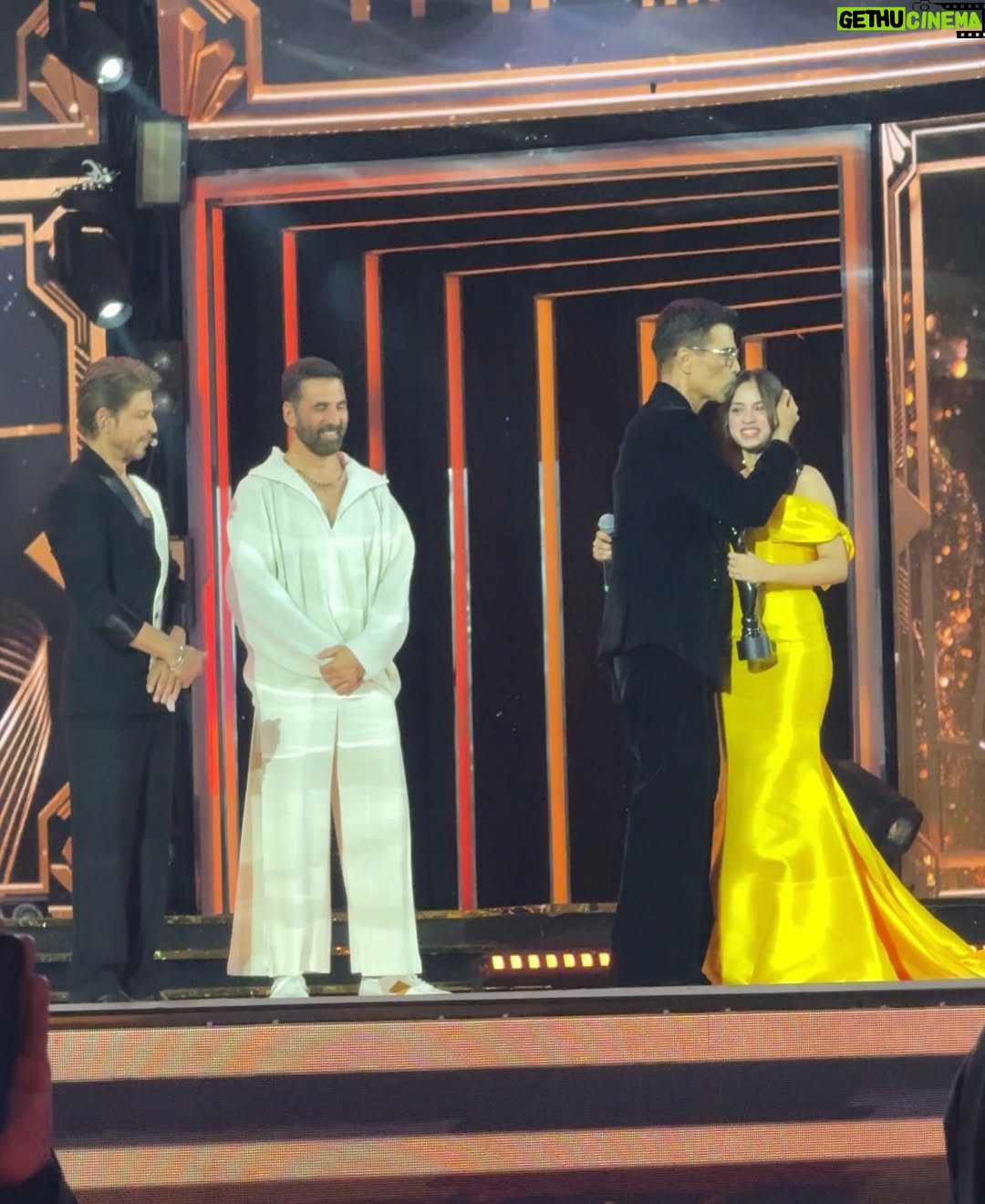 Nitanshi Goel - 520.1K Likes - My first Filmfare - Best Debut Female✨
my first @iamsrk sir moment ✨ & @akshaykumar sir handed me my first ever Black Lady & @karanjohar Sir hugged & comforted this nervous girl🫶🏻
I’ll remember this night..and this moment..forever💛

I’ve watched Filmfare since I was a little girl clapping for people I admire …dreaming that maybe one day, I’ll be here too. And today… I’m holding this. It feels like magic🙏🏻

Thank you @filmfare, @jiteshpillaai Sir , @raodyness ma’am, Aamir sir @officialjiostudios family , my Laapataa Ladies family & everyone who gave Phool her wings🫶🏻

Yeh award Phool ke naam🌸 aur har us ladki ke naam hai jo khud ko dhoondhne nikli hai🫶🏻💫

Styling @shreyandurjastyle 
Outfit @gauriandnainika 
Jewels @anayah_jewellery
Hair by @hairbymandre