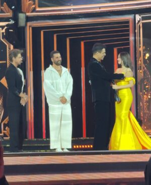Nitanshi Goel Instagram - My first Filmfare - Best Debut Female✨
my first @iamsrk sir moment ✨ & @akshaykumar sir handed me my first ever Black Lady & @karanjohar Sir hugged & comforted this nervous girl🫶🏻
I’ll remember this night..and this moment..forever💛

I’ve watched Filmfare since I was a little girl clapping for people I admire …dreaming that maybe one day, I’ll be here too. And today… I’m holding this. It feels like magic🙏🏻

Thank you @filmfare, @jiteshpillaai Sir , @raodyness ma’am, Aamir sir @officialjiostudios family , my Laapataa Ladies family & everyone who gave Phool her wings🫶🏻

Yeh award Phool ke naam🌸 aur har us ladki ke naam hai jo khud ko dhoondhne nikli hai🫶🏻💫

Styling @shreyandurjastyle 
Outfit @gauriandnainika 
Jewels @anayah_jewellery
Hair by @hairbymandre