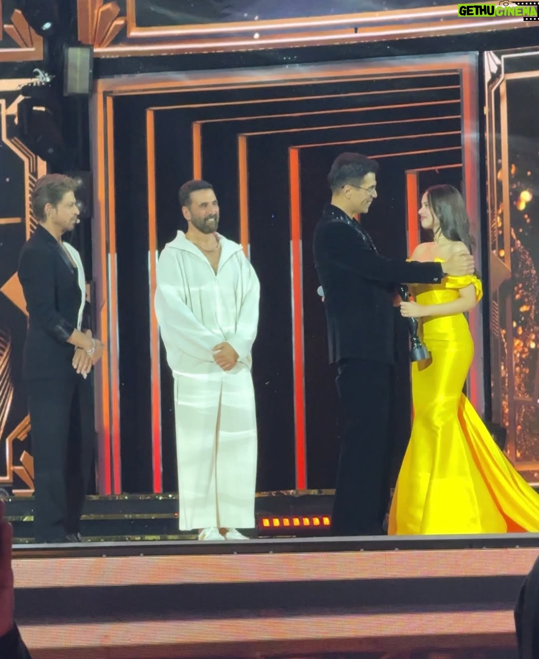 Nitanshi Goel - 520.1K Likes - My first Filmfare - Best Debut Female✨
my first @iamsrk sir moment ✨ & @akshaykumar sir handed me my first ever Black Lady & @karanjohar Sir hugged & comforted this nervous girl🫶🏻
I’ll remember this night..and this moment..forever💛

I’ve watched Filmfare since I was a little girl clapping for people I admire …dreaming that maybe one day, I’ll be here too. And today… I’m holding this. It feels like magic🙏🏻

Thank you @filmfare, @jiteshpillaai Sir , @raodyness ma’am, Aamir sir @officialjiostudios family , my Laapataa Ladies family & everyone who gave Phool her wings🫶🏻

Yeh award Phool ke naam🌸 aur har us ladki ke naam hai jo khud ko dhoondhne nikli hai🫶🏻💫

Styling @shreyandurjastyle 
Outfit @gauriandnainika 
Jewels @anayah_jewellery
Hair by @hairbymandre