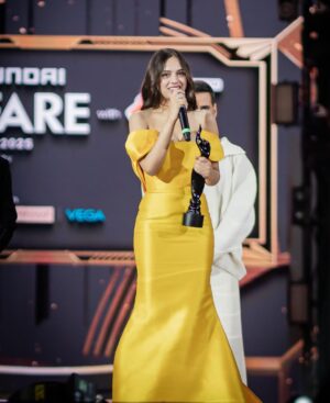 Nitanshi Goel Instagram - My first Filmfare - Best Debut Female✨
my first @iamsrk sir moment ✨ & @akshaykumar sir handed me my first ever Black Lady & @karanjohar Sir hugged & comforted this nervous girl🫶🏻
I’ll remember this night..and this moment..forever💛

I’ve watched Filmfare since I was a little girl clapping for people I admire …dreaming that maybe one day, I’ll be here too. And today… I’m holding this. It feels like magic🙏🏻

Thank you @filmfare, @jiteshpillaai Sir , @raodyness ma’am, Aamir sir @officialjiostudios family , my Laapataa Ladies family & everyone who gave Phool her wings🫶🏻

Yeh award Phool ke naam🌸 aur har us ladki ke naam hai jo khud ko dhoondhne nikli hai🫶🏻💫

Styling @shreyandurjastyle 
Outfit @gauriandnainika 
Jewels @anayah_jewellery
Hair by @hairbymandre