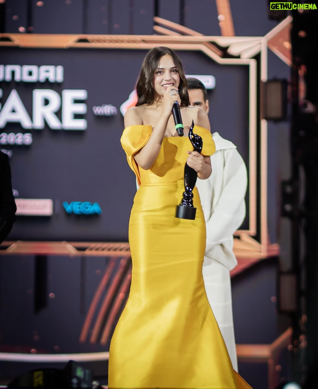 Nitanshi Goel - 520.1K Likes - My first Filmfare - Best Debut Female✨
my first @iamsrk sir moment ✨ & @akshaykumar sir handed me my first ever Black Lady & @karanjohar Sir hugged & comforted this nervous girl🫶🏻
I’ll remember this night..and this moment..forever💛

I’ve watched Filmfare since I was a little girl clapping for people I admire …dreaming that maybe one day, I’ll be here too. And today… I’m holding this. It feels like magic🙏🏻

Thank you @filmfare, @jiteshpillaai Sir , @raodyness ma’am, Aamir sir @officialjiostudios family , my Laapataa Ladies family & everyone who gave Phool her wings🫶🏻

Yeh award Phool ke naam🌸 aur har us ladki ke naam hai jo khud ko dhoondhne nikli hai🫶🏻💫

Styling @shreyandurjastyle 
Outfit @gauriandnainika 
Jewels @anayah_jewellery
Hair by @hairbymandre