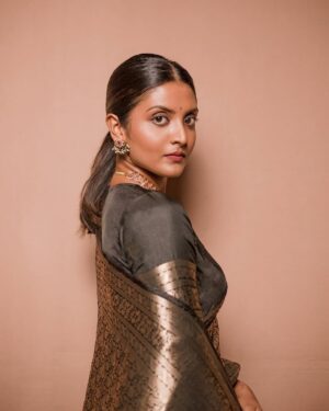 Nivedhithaa Sathish Instagram - This one’s for Theanpasiyaar! ❤️💥
#CaptainMiller 
Thank you @provoke_lifestyle, This is really special! 🫶🏽

Shot by - @madras_ponnu 
Styled by - @by_sarana 
Saree - @elegant_fashion_way 
Jewellery - @aaranyarentaljewellery 
Makeup - @makeupbywanshazia 
Hair - @hair_by_aiswaryaraj