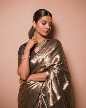 Nivedhithaa Sathish Instagram - This one’s for Theanpasiyaar! ❤️💥
#CaptainMiller 
Thank you @provoke_lifestyle, This is really special! 🫶🏽

Shot by - @madras_ponnu 
Styled by - @by_sarana 
Saree - @elegant_fashion_way 
Jewellery - @aaranyarentaljewellery 
Makeup - @makeupbywanshazia 
Hair - @hair_by_aiswaryaraj