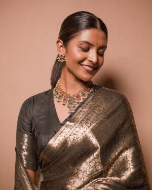 Nivedhithaa Sathish Instagram - This one’s for Theanpasiyaar! ❤️💥
#CaptainMiller 
Thank you @provoke_lifestyle, This is really special! 🫶🏽

Shot by - @madras_ponnu 
Styled by - @by_sarana 
Saree - @elegant_fashion_way 
Jewellery - @aaranyarentaljewellery 
Makeup - @makeupbywanshazia 
Hair - @hair_by_aiswaryaraj