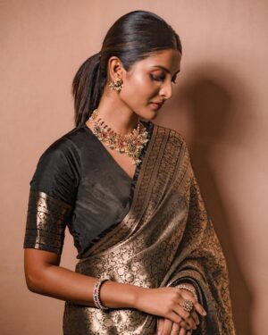 Nivedhithaa Sathish Instagram - This one’s for Theanpasiyaar! ❤️💥
#CaptainMiller 
Thank you @provoke_lifestyle, This is really special! 🫶🏽

Shot by - @madras_ponnu 
Styled by - @by_sarana 
Saree - @elegant_fashion_way 
Jewellery - @aaranyarentaljewellery 
Makeup - @makeupbywanshazia 
Hair - @hair_by_aiswaryaraj
