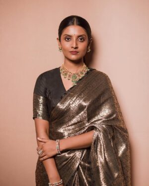 Nivedhithaa Sathish Instagram - This one’s for Theanpasiyaar! ❤️💥
#CaptainMiller 
Thank you @provoke_lifestyle, This is really special! 🫶🏽

Shot by - @madras_ponnu 
Styled by - @by_sarana 
Saree - @elegant_fashion_way 
Jewellery - @aaranyarentaljewellery 
Makeup - @makeupbywanshazia 
Hair - @hair_by_aiswaryaraj
