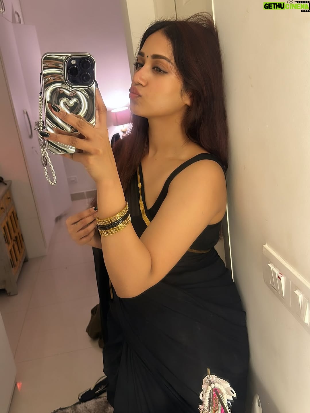 Nivetha Pethuraj - 350.3K Likes - Hey Soniya!!! 🖤🩶