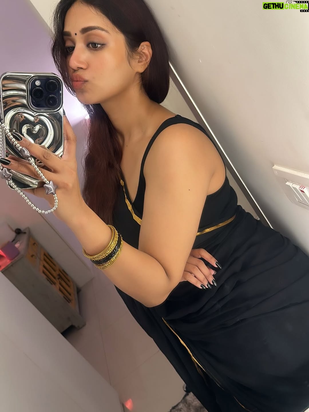 Nivetha Pethuraj - 350.3K Likes - Hey Soniya!!! 🖤🩶