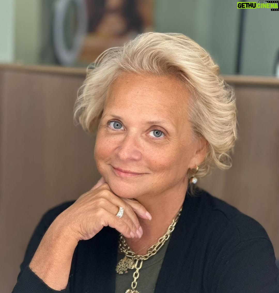 Noémia Costa - 8.2K Likes - Desde que me aceitei e me refiz, não preciso que mais ninguém reconheça a minha força. 
Posso mudar o cabelo, posso mudar de endereço, posso mudar o que eu quiser.
Só não mudo a minha essência. 
Que isto seja para todas as Mulheres, sem medo de SER.
@luanablancohair