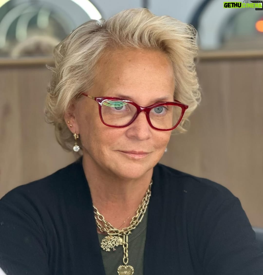 Noémia Costa - 8.2K Likes - Desde que me aceitei e me refiz, não preciso que mais ninguém reconheça a minha força. 
Posso mudar o cabelo, posso mudar de endereço, posso mudar o que eu quiser.
Só não mudo a minha essência. 
Que isto seja para todas as Mulheres, sem medo de SER.
@luanablancohair