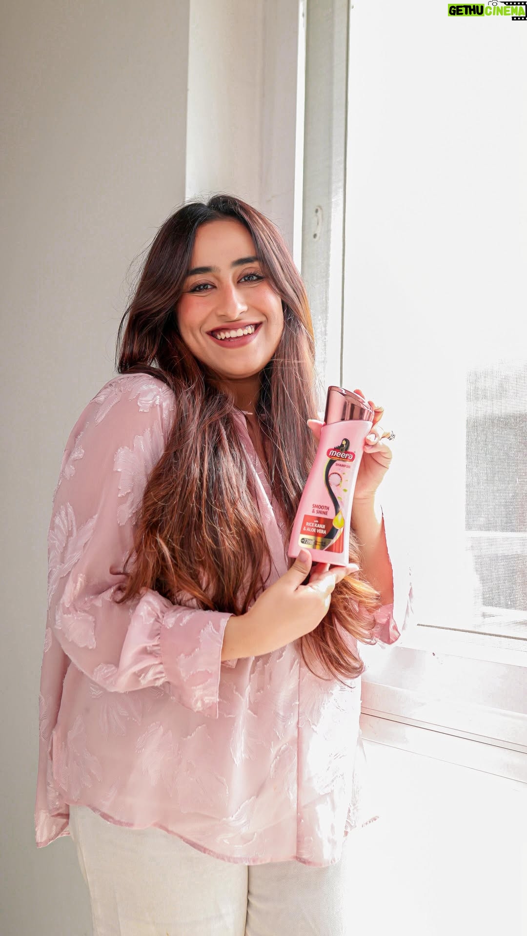 Noopur Kalra - 3.5K Likes - Konja naala enoda hair en pecha kekkave maatengudhu. But one wash with Meera Rice Kanji Shampoo is enough for 3 days of smooth & shiny hair, frizz free & easy to handle!  Whether it’s your daily routine or a special outing, trust the traditional care of Rice Kanji for Hair blended with modern shine. Available in stores, online & on CavinKart.

#RiceKanji #MeeraShampoo #MeeraRiceKanjiShampoo #RiceKanjiShampoo #HairCareRoutine #DailyRoutine #HairCare #FrizzFreeHair #SmoothHairSecrets #TraditionalToTrendy #CavinKart #HairCareTips #Ad #MeeraRiceKanjiCare #AloeVeraShampoo #HairShampooForSmoothAndShine
#noopurkalra 
.
Meera shampoo, Rice Kanji Shampoo, Meera Rice Kanji Shampoo, Aloe Vera Shampoo, Rice Kanji Care, Rice Kanji For Hair, Hair Shampoo for Smooth and Shine