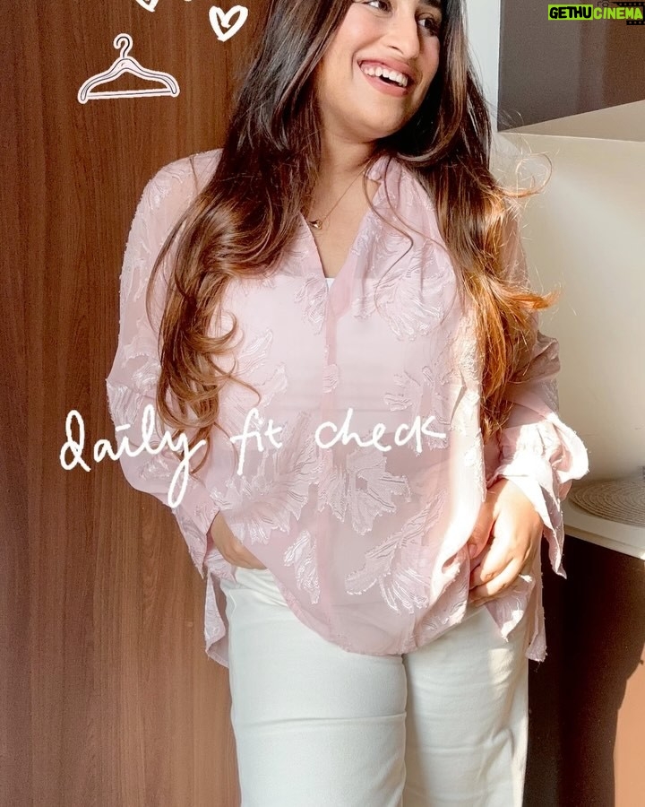 Noopur Kalra - 1.7K Likes - The past two weeks have been a mix of everything—fashion moments that made me feel me ✨, baby snuggles that made my heart melt 🥹, and date nights that reminded me why love is in the little things 💕. Some days feel like a whirlwind 🌪️, others like a warm hug 🤗, but every single one is a piece of the story I wouldn’t trade for anything. ❤️

What’s been the best part of your February so far? 💬👇🏼 #LifeLately #FebruaryRecap #OOTD #MomLife #DateNightVibes #noopurkalra