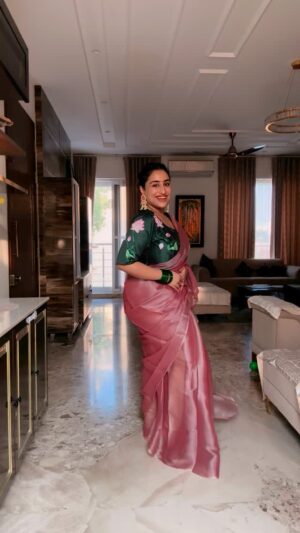 Noopur Kalra Instagram - The blouse and saree and both under INR 600 š³. Comment below to get the āLINKā.
.
#noopurkalra