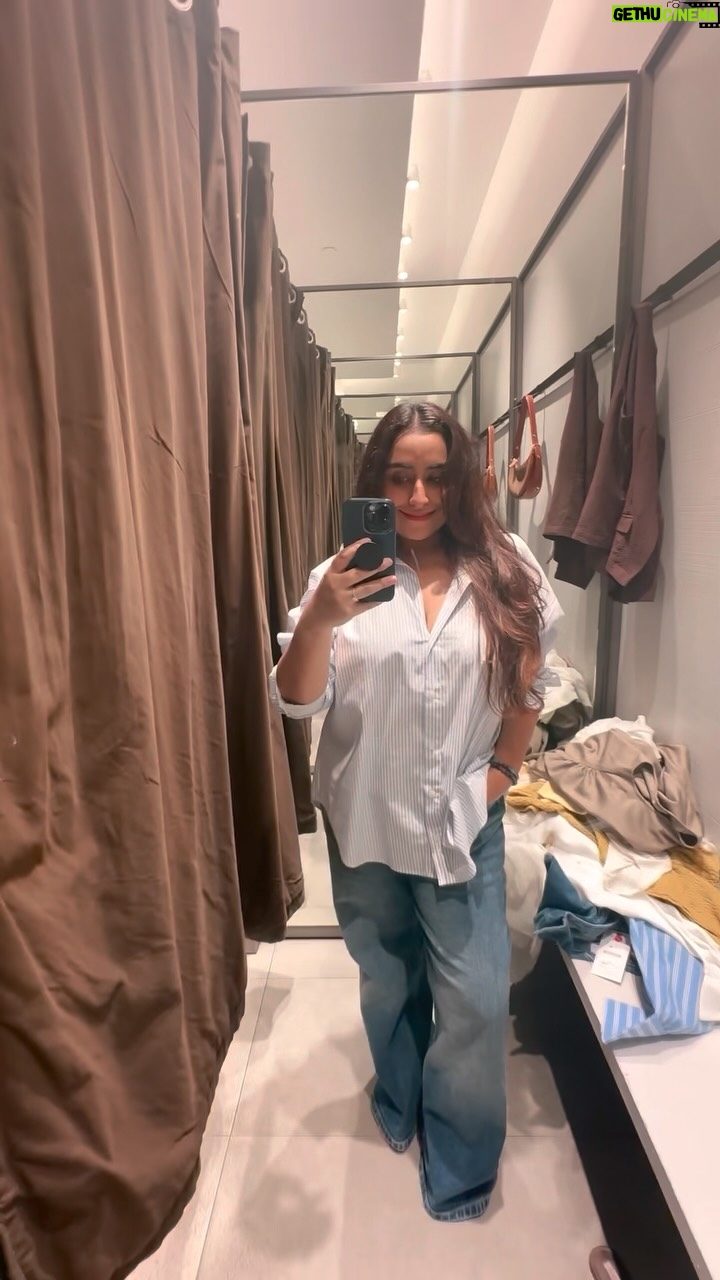 Noopur Kalra - 3.1K Likes - Zara sale report for the mid-sized girlies 📣
If you’re anywhere between an M and an XL… just know, the racks are not in our favor 💔
It’s giving XS and S domination 😭
If you’ve got the time (and arm strength) to dig through every last hanger, go for it.
If not… maybe just window shop from the app in peace 😌🛋️
#ZaraSale #MidSizedGirlies #noopurkalra
