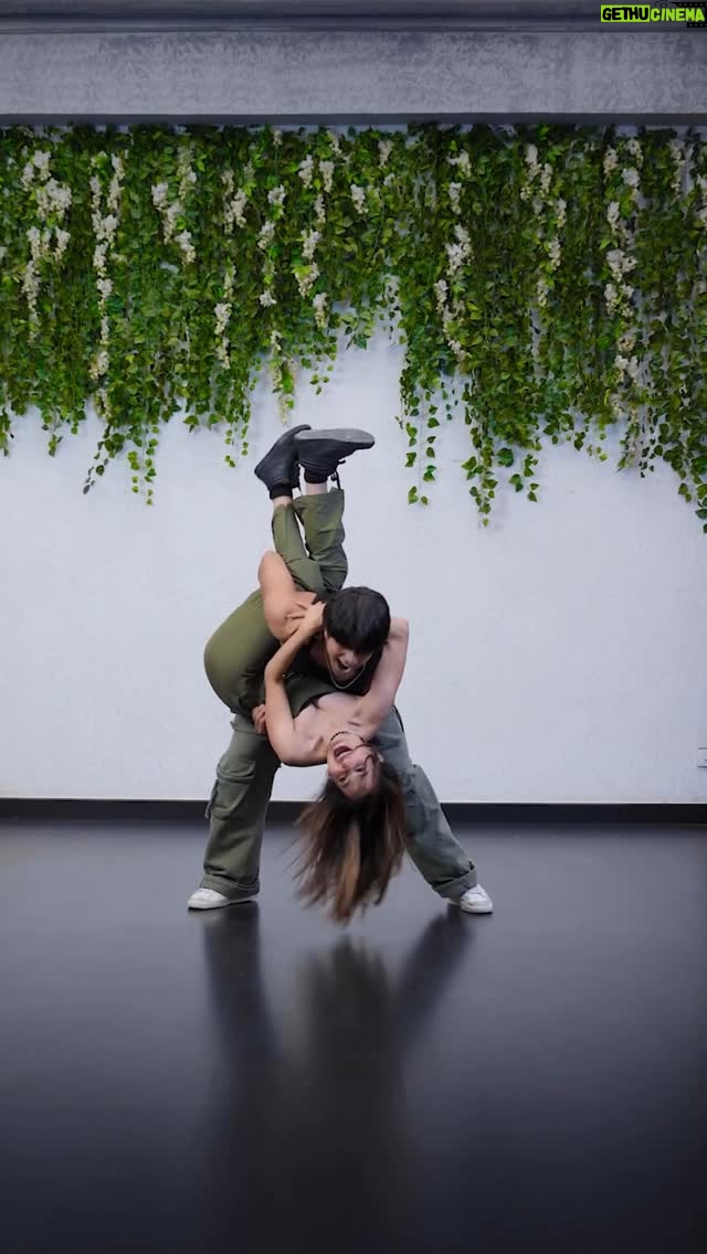 Noorin Sha - 43.7K Likes - Just Vibes 🕺🏻❤️
.
Choreo by - @aadilkhann #aadilkhanchoreography 
#90s #pyardilokamelahai #noorinshah #aadilkhan #salmankhan