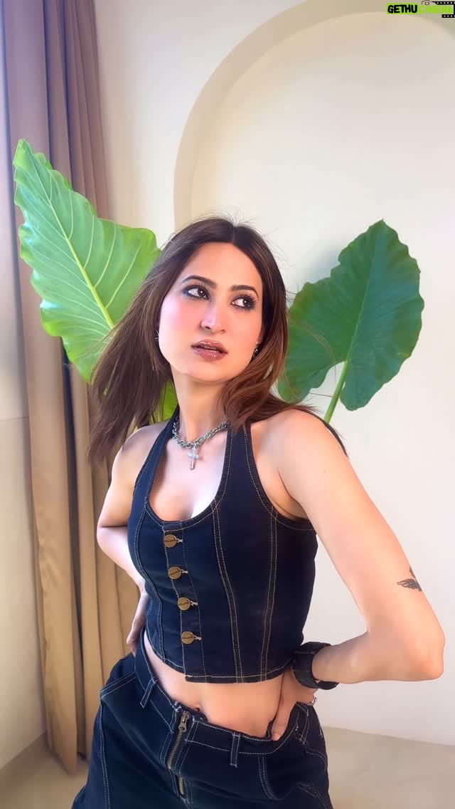 Noorin Sha - 7.8K Likes - Who else got ‘em obsessed, like @freakinsindia 

Use code  105HK9INF get a 10% discount
First look⚡️
Skirt- FKE11610
Top- FKEN10316

Second look♥️
Pants- FKEN101465
Top- FKE11952

Third look🍫
Pants- FKE11917
Top- FKE13341

📍 @studio27.in 

#freakins #noor #denimoveralls #fashiongirls #explore #ootd #jennie #blackpink #kbye