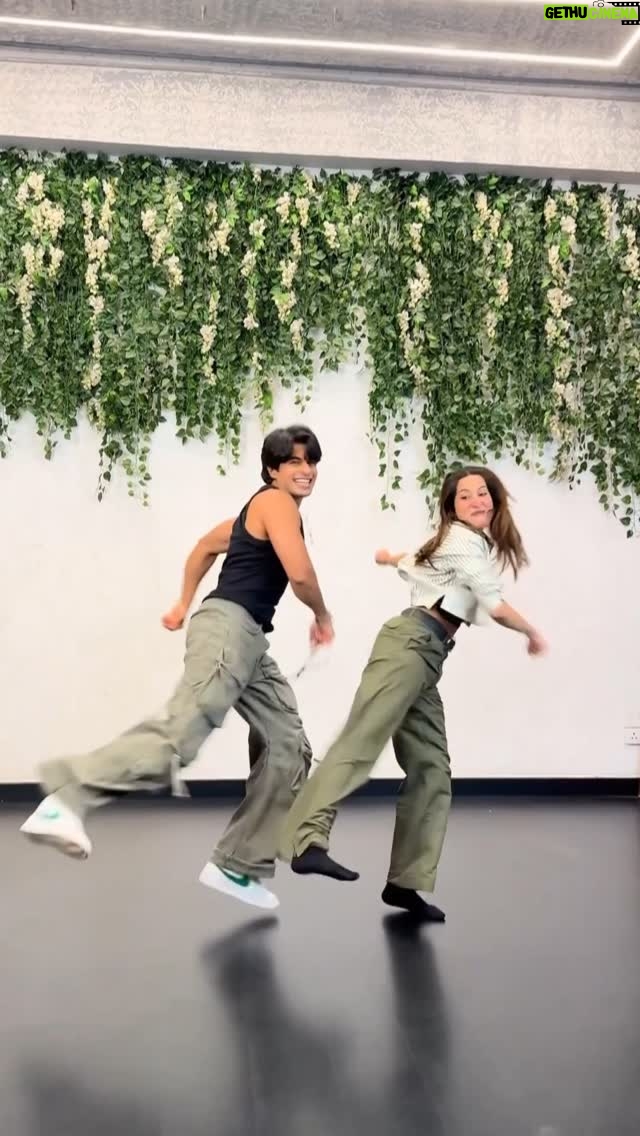 Noorin Sha - 7.9K Likes - Did we nail it or fail it? 🤔🔥 Let us know what you think 🤣😜

#challenge #aadilkhan #noor #explore #dancechallenge