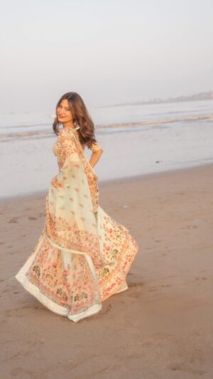 Noorin Sha Instagram - yeh lehenga, yeh samundar, aur Noor… kahaani toh banni thi na 🩵
Wearing - @karaj_jaipur
Shot by- @iam_rajinamdar
Edited by- @prettypablo21
Managed by- @ugcbyboltpr
#lahenga #noor #desivibes #beachshoot #sunrise #karaj #boltpr #khudahafiz