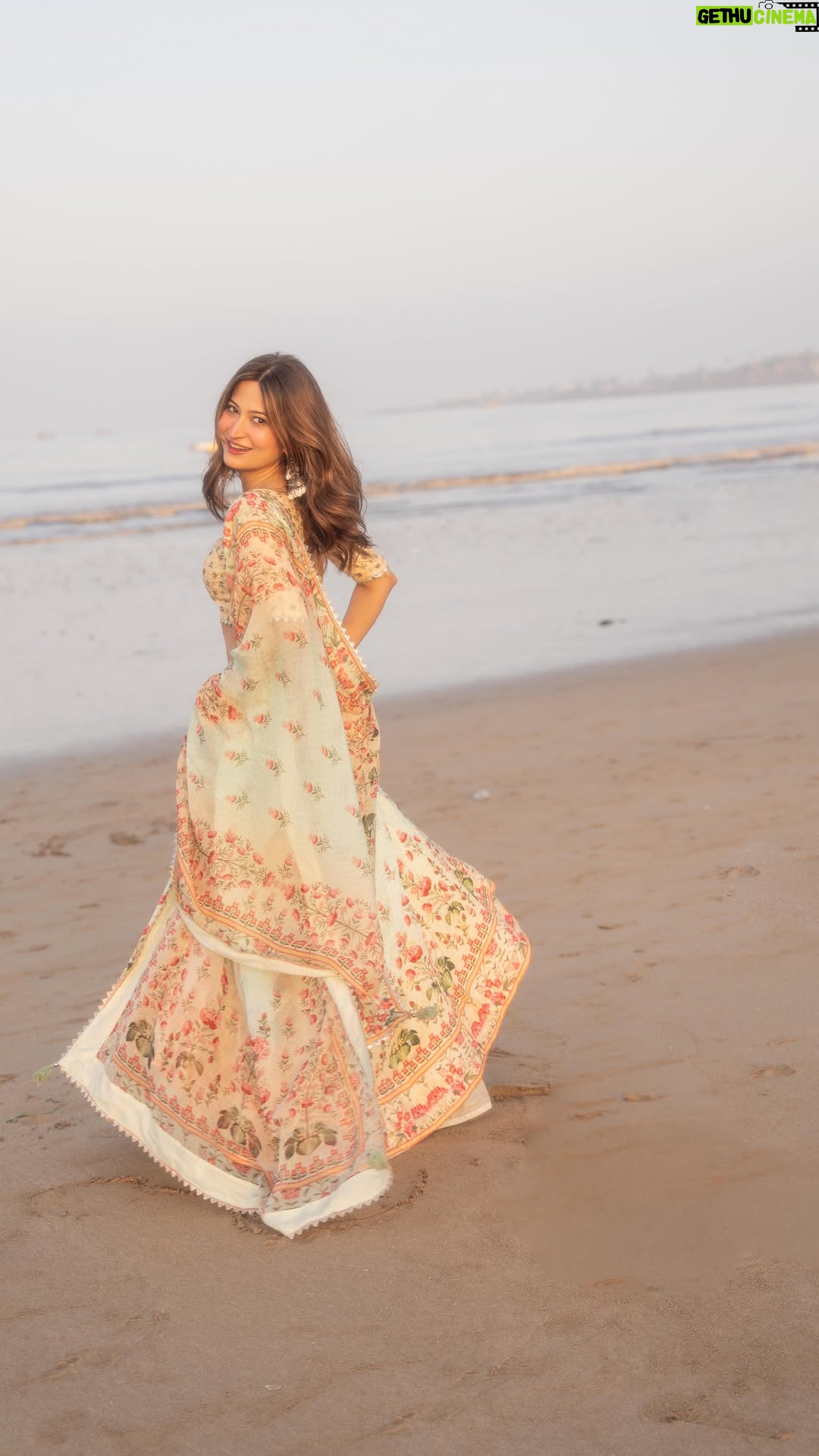 Noorin Sha - 11K Likes - yeh lehenga, yeh samundar, aur Noor… kahaani toh banni thi na 🩵
Wearing - @karaj_jaipur 
Shot by- @iam_rajinamdar 
Edited by- @prettypablo21 
Managed by- @ugcbyboltpr 

#lahenga #noor #desivibes #beachshoot #sunrise #karaj #boltpr #khudahafiz