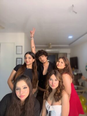 Noorin Sha Instagram - From reality TV to real life celebrations 🎉✨ Grateful for the love, laughter, and late night dance moves with my day ones. Here’s to big dreams and even bigger cake! 🍰😋♥️
#alhamdulillah #sograteful❤️ #noor #thesociety #jiohotstar #munawarfaruqui #blessed #welldressed #kbye