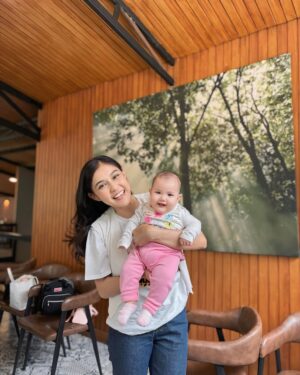 Novi Herlina Instagram - Terimakasih yaallah yg telah kasih aku kesempatan untuk menjadi ibu dari ke 2 anakku yg luar biasa ini.
Menjadi seorang ibu dari 2 anak yg umurnya berdekatan ternyata tidak mudah, apalagi harus menyusui 2 anak sekaligus. Tapi aku tetep bersyukur karena masih dikasih limpahan ASI untuk ke 2 anakku ini.
Jujur aku ibu yg tidak sempurna masih banyak perlu belajar untuk tetap sabar menghadapi toddler yg udah mulai aktif dan adik bayi yg udah mulai aktif juga 😂😂😂
Semangat untuk semua para ibu di luar sana. Kalian Luar Biasa 💕❤️ #happymotherday