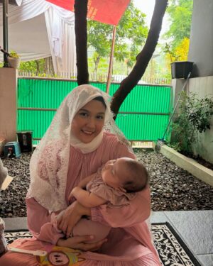 Novi Herlina Instagram - Terimakasih yaallah yg telah kasih aku kesempatan untuk menjadi ibu dari ke 2 anakku yg luar biasa ini.
Menjadi seorang ibu dari 2 anak yg umurnya berdekatan ternyata tidak mudah, apalagi harus menyusui 2 anak sekaligus. Tapi aku tetep bersyukur karena masih dikasih limpahan ASI untuk ke 2 anakku ini.
Jujur aku ibu yg tidak sempurna masih banyak perlu belajar untuk tetap sabar menghadapi toddler yg udah mulai aktif dan adik bayi yg udah mulai aktif juga 😂😂😂
Semangat untuk semua para ibu di luar sana. Kalian Luar Biasa 💕❤️ #happymotherday