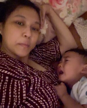 Novi Herlina Instagram - Terimakasih yaallah yg telah kasih aku kesempatan untuk menjadi ibu dari ke 2 anakku yg luar biasa ini.
Menjadi seorang ibu dari 2 anak yg umurnya berdekatan ternyata tidak mudah, apalagi harus menyusui 2 anak sekaligus. Tapi aku tetep bersyukur karena masih dikasih limpahan ASI untuk ke 2 anakku ini.
Jujur aku ibu yg tidak sempurna masih banyak perlu belajar untuk tetap sabar menghadapi toddler yg udah mulai aktif dan adik bayi yg udah mulai aktif juga 😂😂😂
Semangat untuk semua para ibu di luar sana. Kalian Luar Biasa 💕❤️ #happymotherday