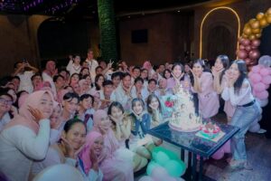 Novi Herlina Instagram - Keseruan Halal bihalal bareng twibi twiboys 😍✨ #chibichibi #14thnanniversary💕