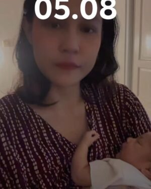 Novi Herlina Instagram - Terimakasih yaallah yg telah kasih aku kesempatan untuk menjadi ibu dari ke 2 anakku yg luar biasa ini.
Menjadi seorang ibu dari 2 anak yg umurnya berdekatan ternyata tidak mudah, apalagi harus menyusui 2 anak sekaligus. Tapi aku tetep bersyukur karena masih dikasih limpahan ASI untuk ke 2 anakku ini.
Jujur aku ibu yg tidak sempurna masih banyak perlu belajar untuk tetap sabar menghadapi toddler yg udah mulai aktif dan adik bayi yg udah mulai aktif juga 😂😂😂
Semangat untuk semua para ibu di luar sana. Kalian Luar Biasa 💕❤️ #happymotherday