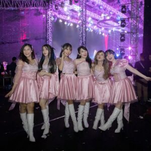 Novi Herlina Instagram - Sekarang setiap perform jadi hal yg paling di tunggu karena healingnya ibu ibu ini setelah kita semua punya anak
😂😍
Semoga kita bisa selalu menghibur twibi twiboys walaupun kita semua udah punya kesibukan masing2 hihi 🫰🏻💕
Thank u @inboxsctv_id @synchronizefest yg udah kumpulin kita semua disini bareng @7icons.id 🔥❤️