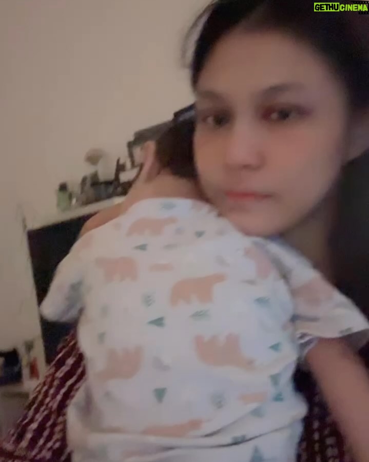 Novi Herlina - 1.6K Likes - Terimakasih yaallah yg telah kasih aku kesempatan untuk menjadi ibu dari ke 2 anakku yg luar biasa ini. 

Menjadi seorang ibu dari 2 anak yg umurnya berdekatan ternyata tidak mudah, apalagi harus menyusui 2 anak sekaligus. Tapi aku tetep bersyukur karena masih dikasih limpahan ASI untuk ke 2 anakku ini. 

Jujur aku ibu yg tidak sempurna masih banyak perlu belajar untuk tetap sabar menghadapi toddler yg udah mulai aktif dan adik bayi yg udah mulai aktif juga 😂😂😂

Semangat untuk semua para ibu di luar sana. Kalian Luar Biasa 💕❤️ #happymotherday