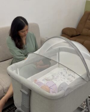 Novi Herlina Instagram - Terimakasih yaallah yg telah kasih aku kesempatan untuk menjadi ibu dari ke 2 anakku yg luar biasa ini.
Menjadi seorang ibu dari 2 anak yg umurnya berdekatan ternyata tidak mudah, apalagi harus menyusui 2 anak sekaligus. Tapi aku tetep bersyukur karena masih dikasih limpahan ASI untuk ke 2 anakku ini.
Jujur aku ibu yg tidak sempurna masih banyak perlu belajar untuk tetap sabar menghadapi toddler yg udah mulai aktif dan adik bayi yg udah mulai aktif juga 😂😂😂
Semangat untuk semua para ibu di luar sana. Kalian Luar Biasa 💕❤️ #happymotherday
