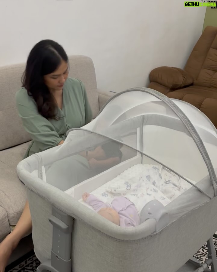 Novi Herlina - 1.6K Likes - Terimakasih yaallah yg telah kasih aku kesempatan untuk menjadi ibu dari ke 2 anakku yg luar biasa ini. 

Menjadi seorang ibu dari 2 anak yg umurnya berdekatan ternyata tidak mudah, apalagi harus menyusui 2 anak sekaligus. Tapi aku tetep bersyukur karena masih dikasih limpahan ASI untuk ke 2 anakku ini. 

Jujur aku ibu yg tidak sempurna masih banyak perlu belajar untuk tetap sabar menghadapi toddler yg udah mulai aktif dan adik bayi yg udah mulai aktif juga 😂😂😂

Semangat untuk semua para ibu di luar sana. Kalian Luar Biasa 💕❤️ #happymotherday