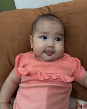 Novi Herlina Instagram - Terimakasih yaallah yg telah kasih aku kesempatan untuk menjadi ibu dari ke 2 anakku yg luar biasa ini.
Menjadi seorang ibu dari 2 anak yg umurnya berdekatan ternyata tidak mudah, apalagi harus menyusui 2 anak sekaligus. Tapi aku tetep bersyukur karena masih dikasih limpahan ASI untuk ke 2 anakku ini.
Jujur aku ibu yg tidak sempurna masih banyak perlu belajar untuk tetap sabar menghadapi toddler yg udah mulai aktif dan adik bayi yg udah mulai aktif juga 😂😂😂
Semangat untuk semua para ibu di luar sana. Kalian Luar Biasa 💕❤️ #happymotherday